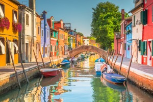 Burano_Venetian-Lagoon_Northern-Italy_iStock-1406815747_web__FocusFillWyIwLjAwIiwiMC4wMCIsMzAwLDIwMF0 - Travel with Books in Bari