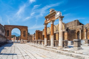 Pompeii_Naples_Campania_Italy__FocusFillWyIwLjAwIiwiMC4wMCIsMzAwLDIwMF0 - Travel with Books in Bari