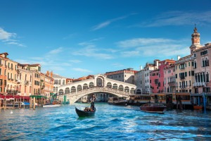 Venice_Grand-Canal_Rialto-Bridge_gondola-ride__FocusFillWyIwLjAwIiwiMC4wMCIsMzAwLDIwMF0 - Travel with Books in Bari